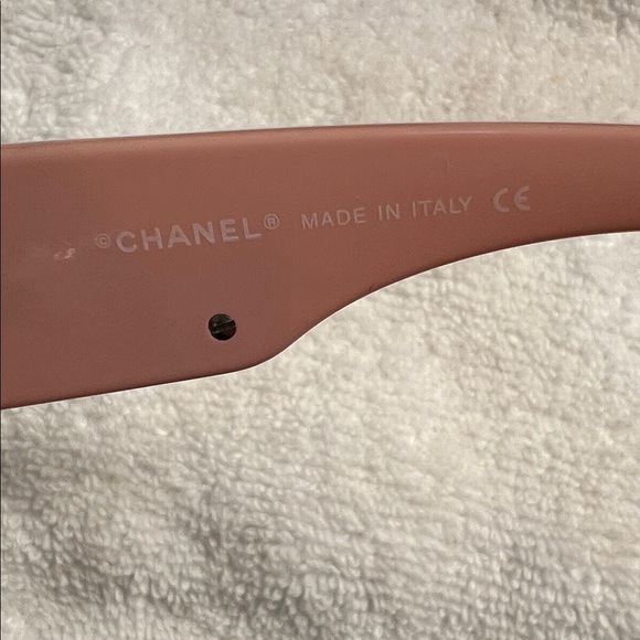 CHANEL Peach/pink Sunglasses with a Chanel case - Picture 6 of 10